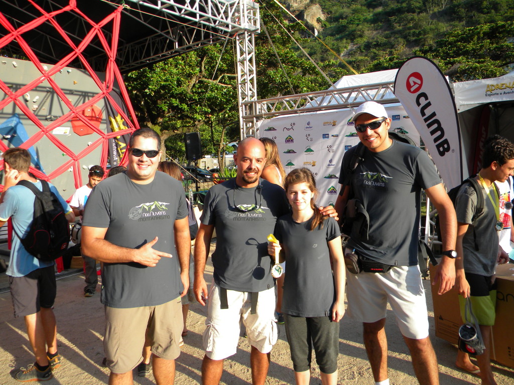 Final do campeonato e a Carolzinha com a medalha de primeiro lugar