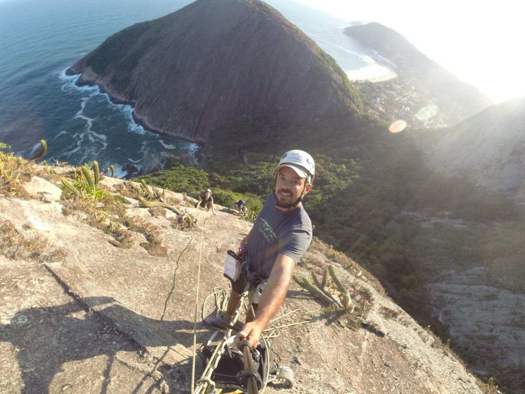 Quase no cume, Carolzinha já na sequencia e um pouco mais a baixo Juliano e Alisson. Ao fundo praia de Itacoatiara