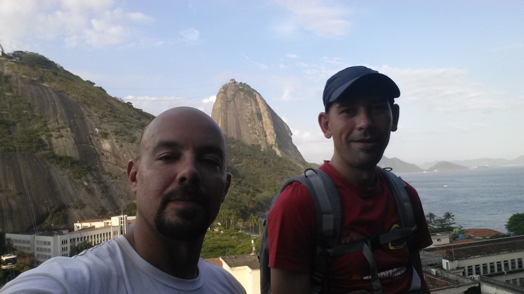 Escalada no Morro da Babilônia no final da tarde enquanto esperávamos a galera chegar.