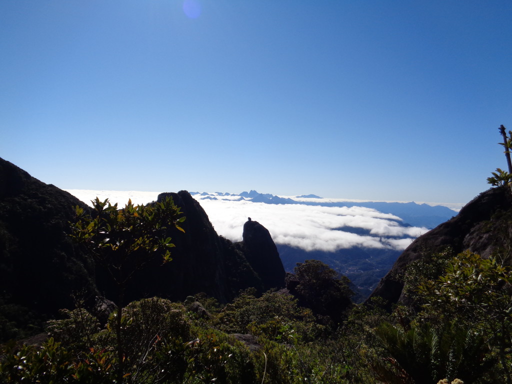 Logo que saimos do nosso acampamento tivemos essa bela vista, Verruga do Frade e 3 Picos ao fundo.