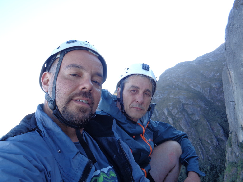 Eu e o Fiori na parada da unha enquanto o Juliano escalava.