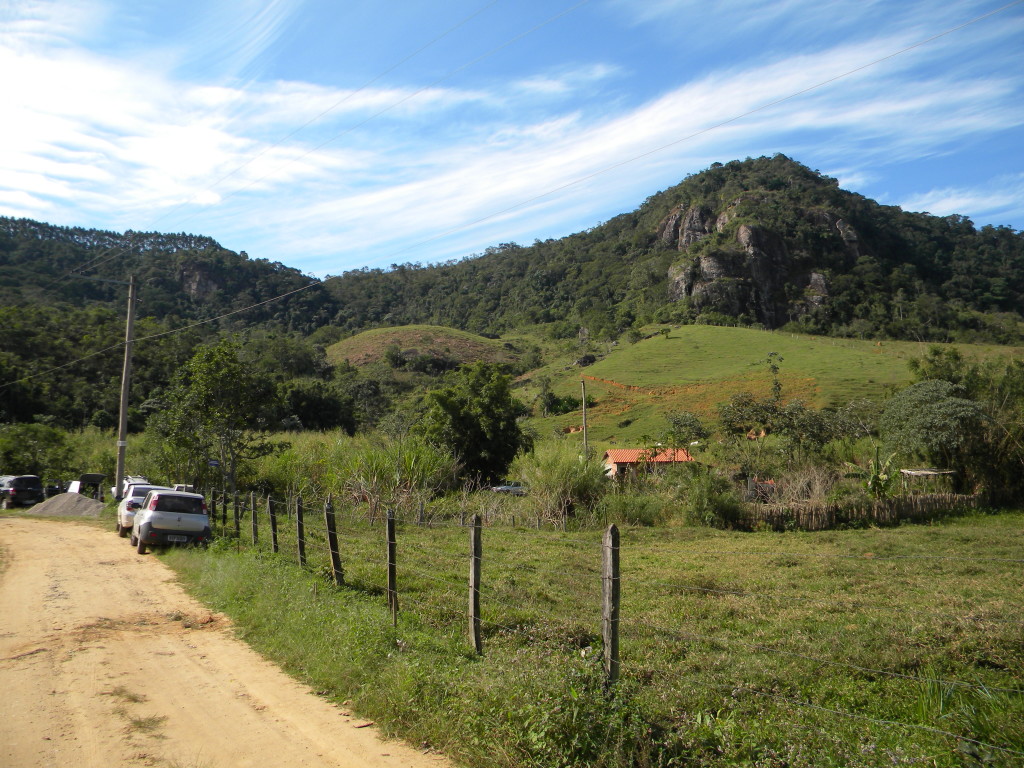 Estacionamento da Falésia Paraíso a esquerda e o setor de escalada a direita