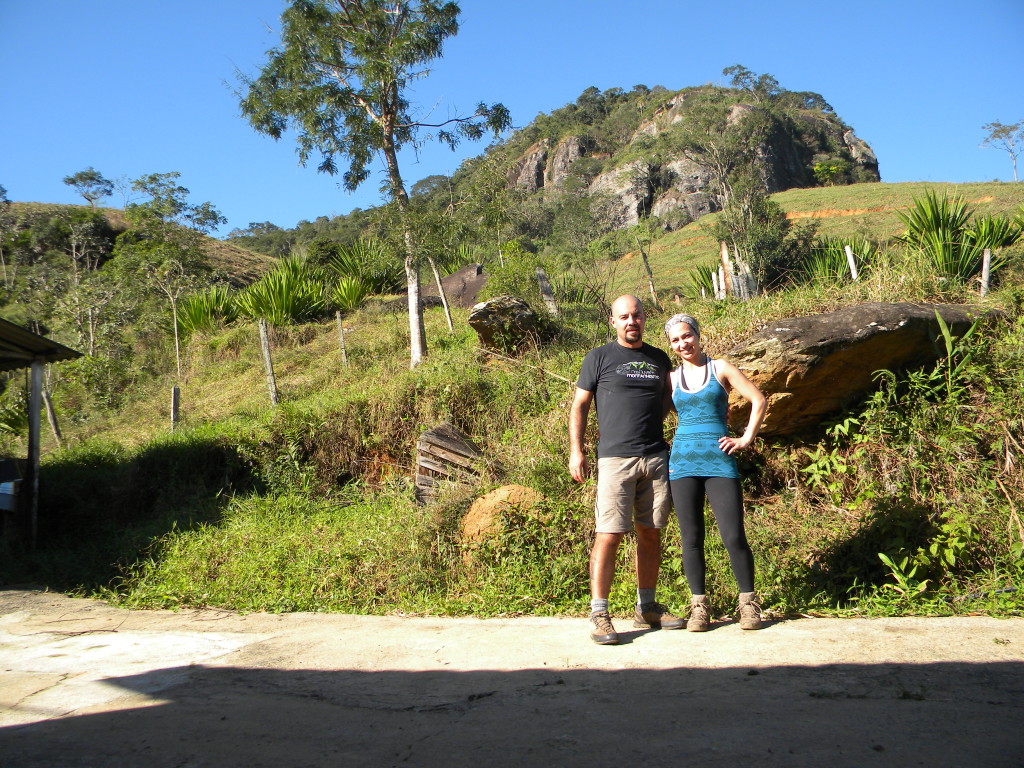 Eu a a Michelle depois de um final de semana de muita escalada com a Falésia do Paraíso ao fundo.