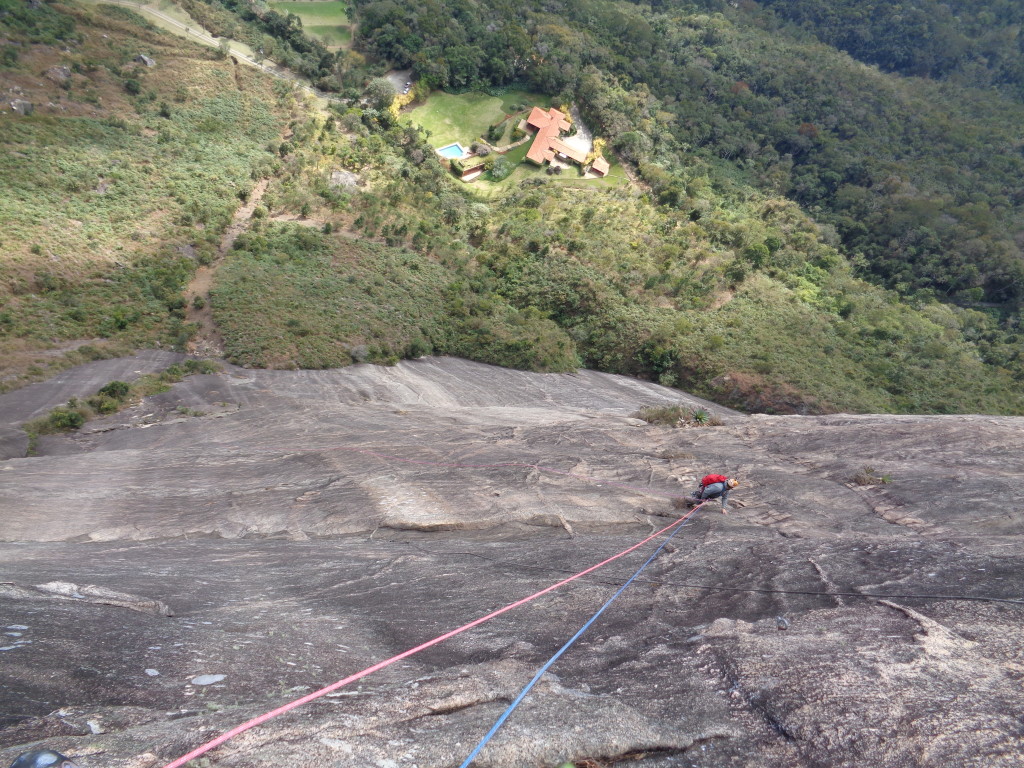 Juliano escalando para o crux da via