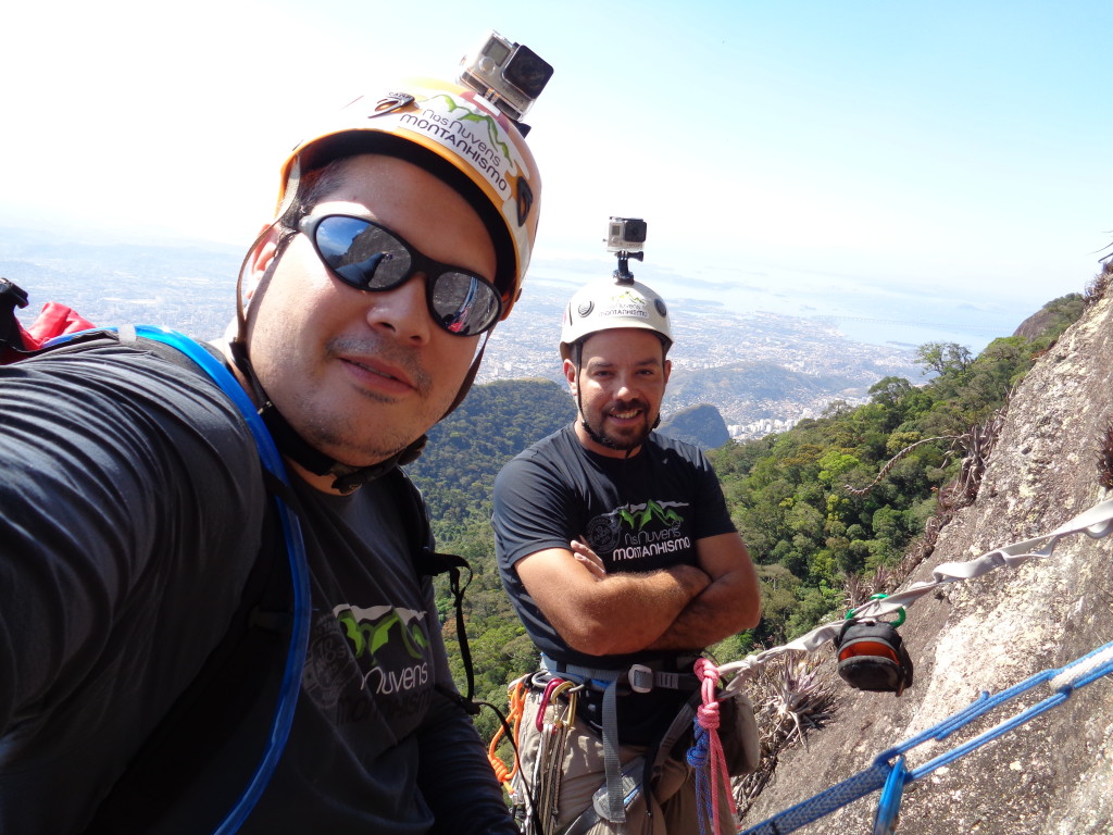 Natan e Juliano e o Rio de Janeiro ao fundo