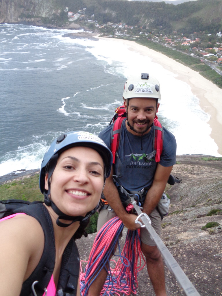 Eu e a Michelle na primeira parada e ao fundo a praia de Itacoatiara.