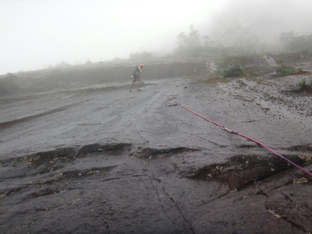 Juliano limpando a parede durante o temporal