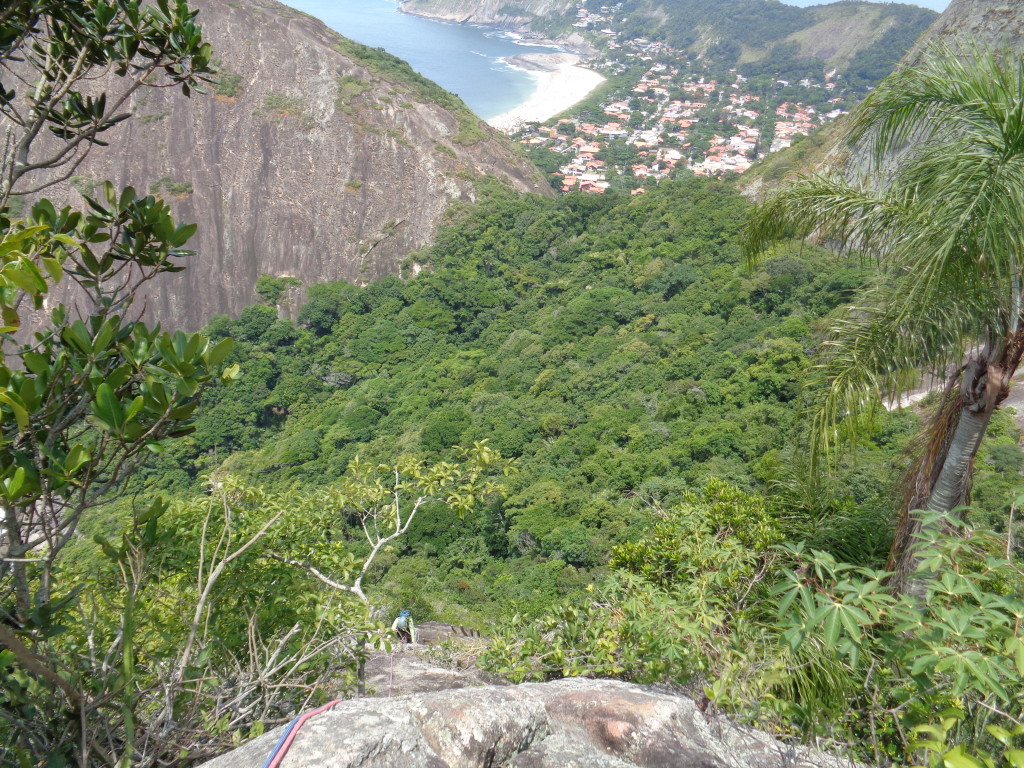 Quarta enfiada com a praia de Itacoatiara ao fundo