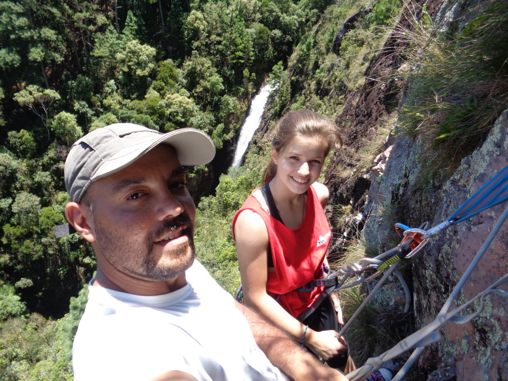 Eu e a Corolzinha na parada, ao fundo Cascata Paraíso 