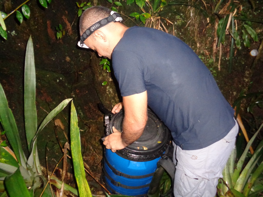 Lacrando a barrica com o material de conquista para deixar no setor