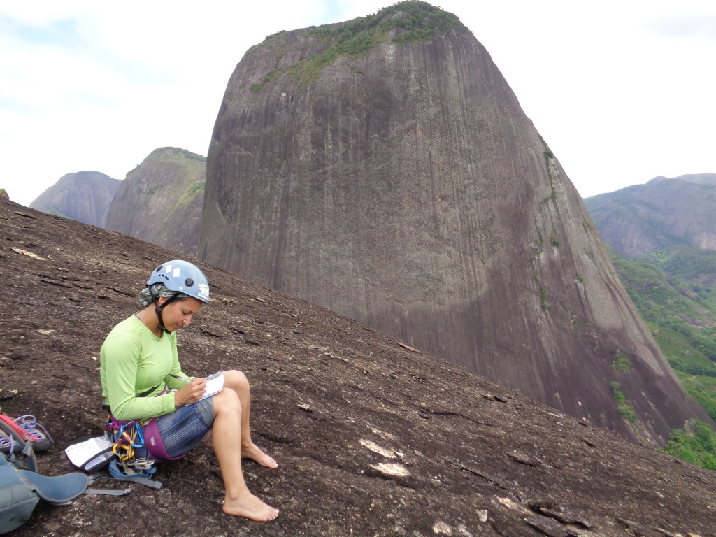 Michelle assinando o caderninho do cume da Pedra do Camelo