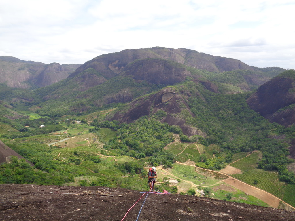 Primeiro de muitos rapeis chatos que tivemos que fazer. A Pedra da Boca é a montanha logo atrás, como esquecemos a maquina fotográfica não tiramos nenhuma foto da escalada que fizemos a tarde.