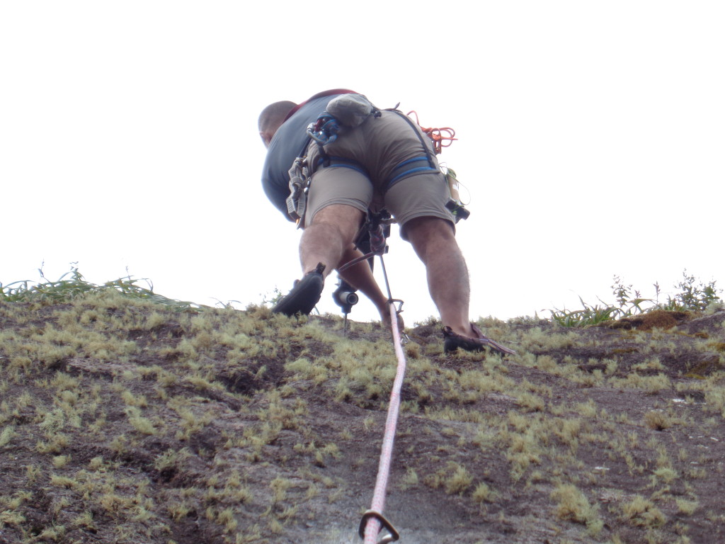 Eu colocando a última chapa da parada da via 10 anos