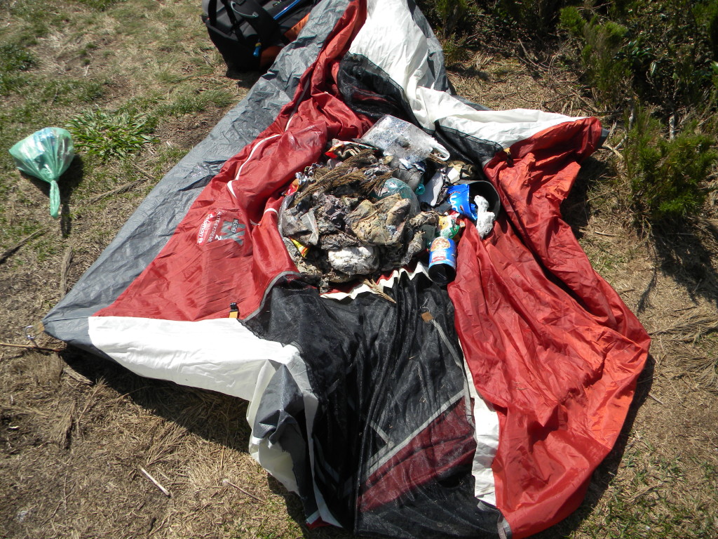 Até barraca quebrada que deixaram jogada na área de acampamento