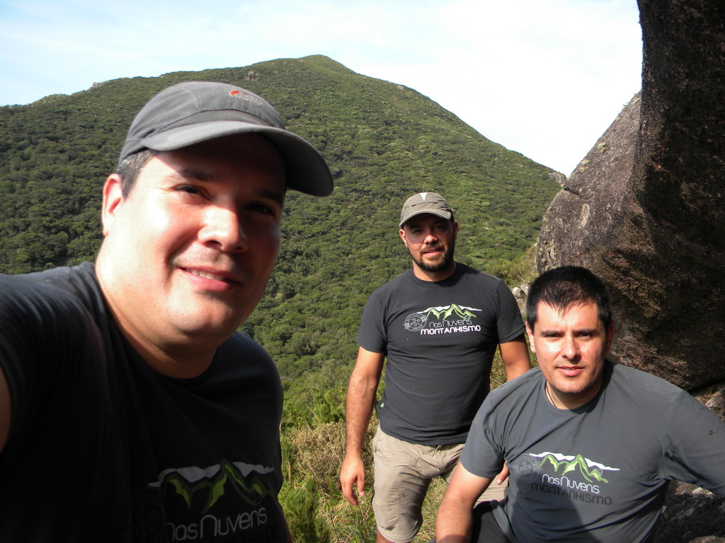 Depois de uns 40 minutos varando mato conseguimos chegar na base da parede, agora estudar a viabilidade para abrir um setor de escalada