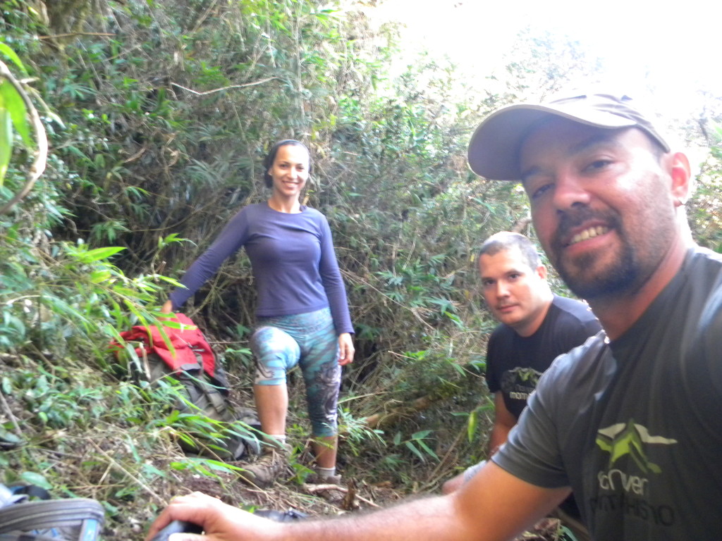 Michelle, Juliano e Natan arrumando tudo para ir embora