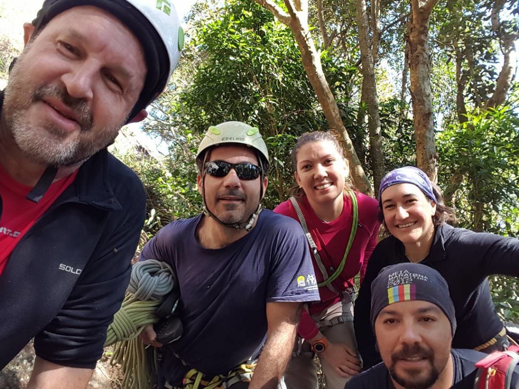 Galera na base da Ana Chata para iniciar a escalada do Desafio Vias Históricas. Marcos, Irivan, Michelle, Marcia e Natan