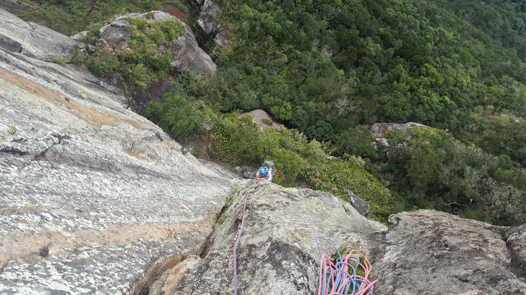 Michelle escalando