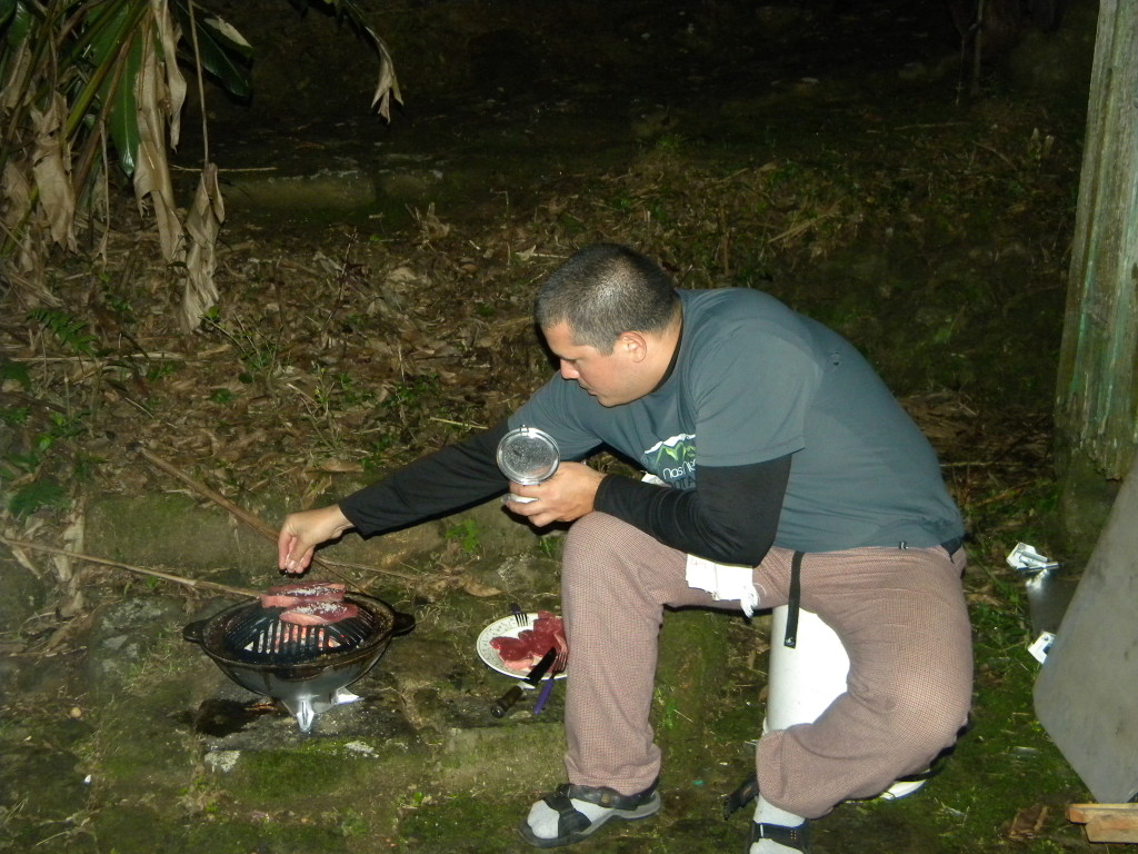 Juliano cuidando do churrasco da galera