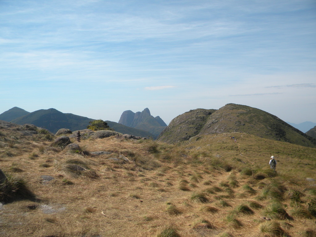 Pico Paraná ao fundo visto do cume do Camapuan. Tucum a direita.