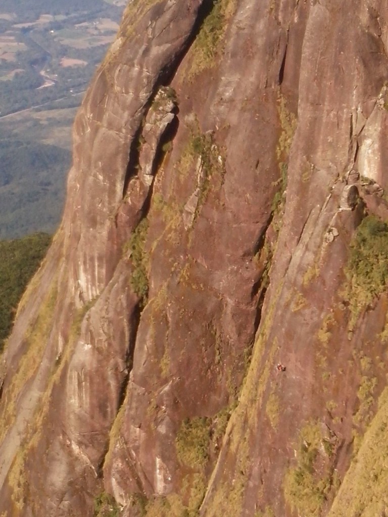 Foto tirada pelo nosso amigo Tavinho que estava no Abrolhos, se procurar com uma lupa acha a gente escalando na parede.