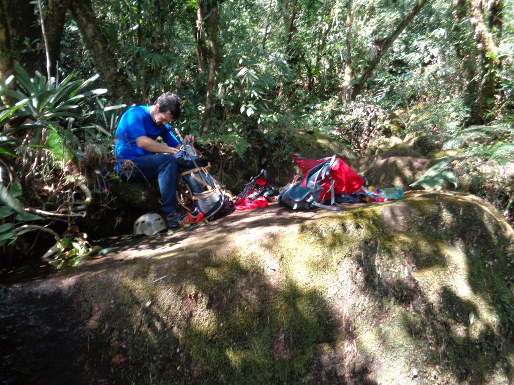 Arrumando as coisas na Pedra do Piolho.