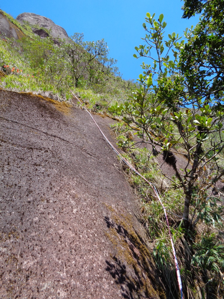 Paulo esticando pra roubada, escalada que chega a lugar nenhum.