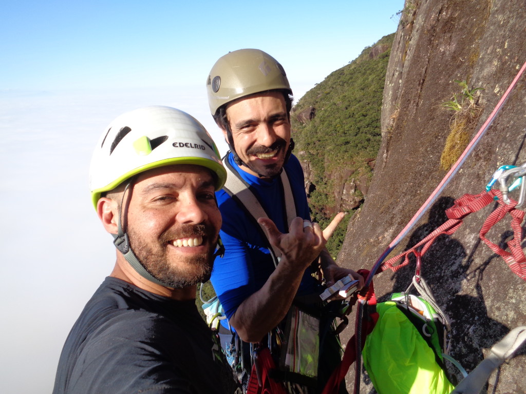 Os dois figuras prontos para rapelar.