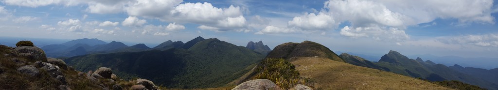 Panorâmica do cume do Camapuan.