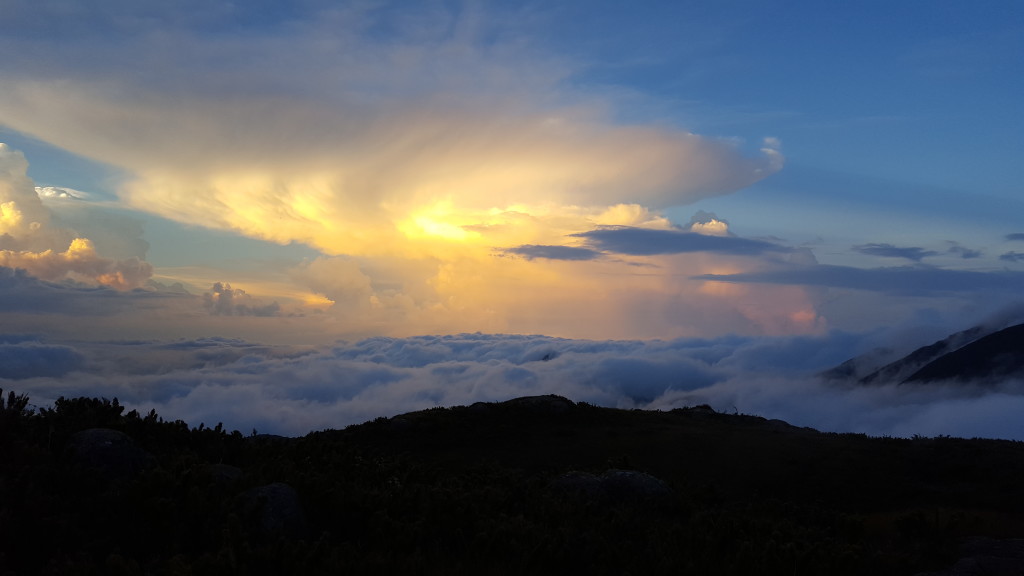 Final de tarde do cume do Tucum.