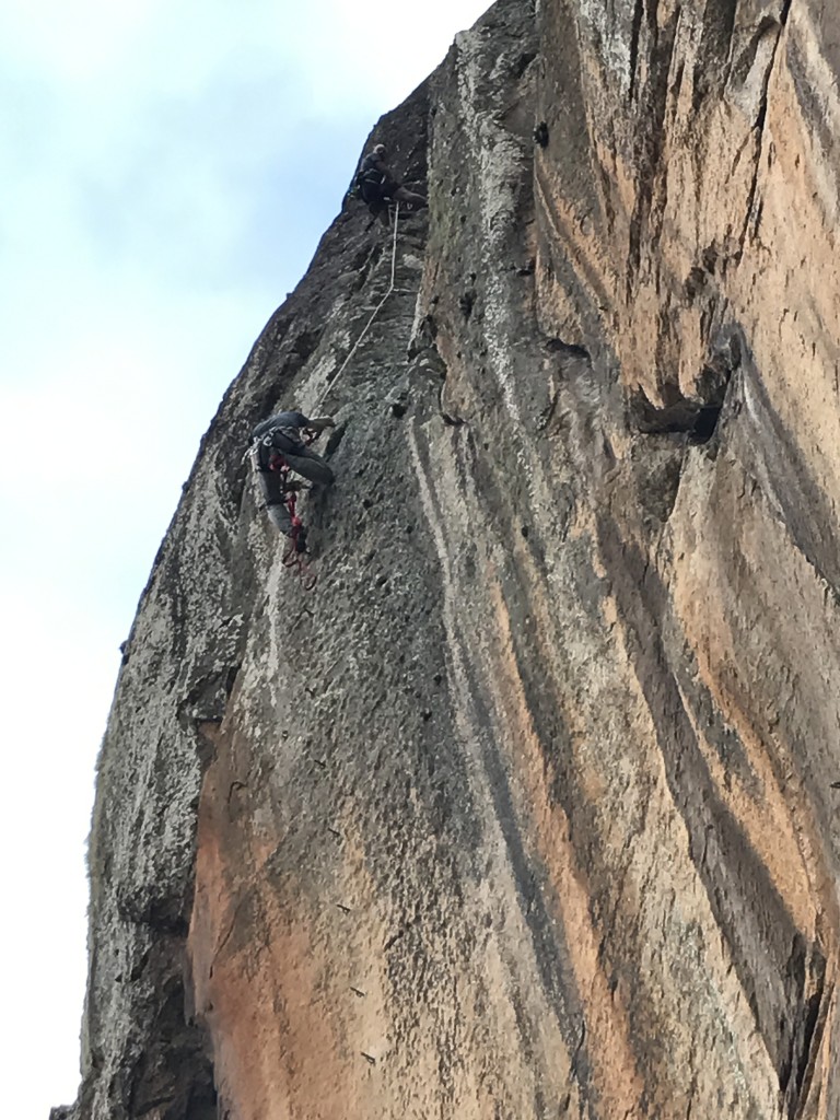 Cassiano finalizando o negativo da via.