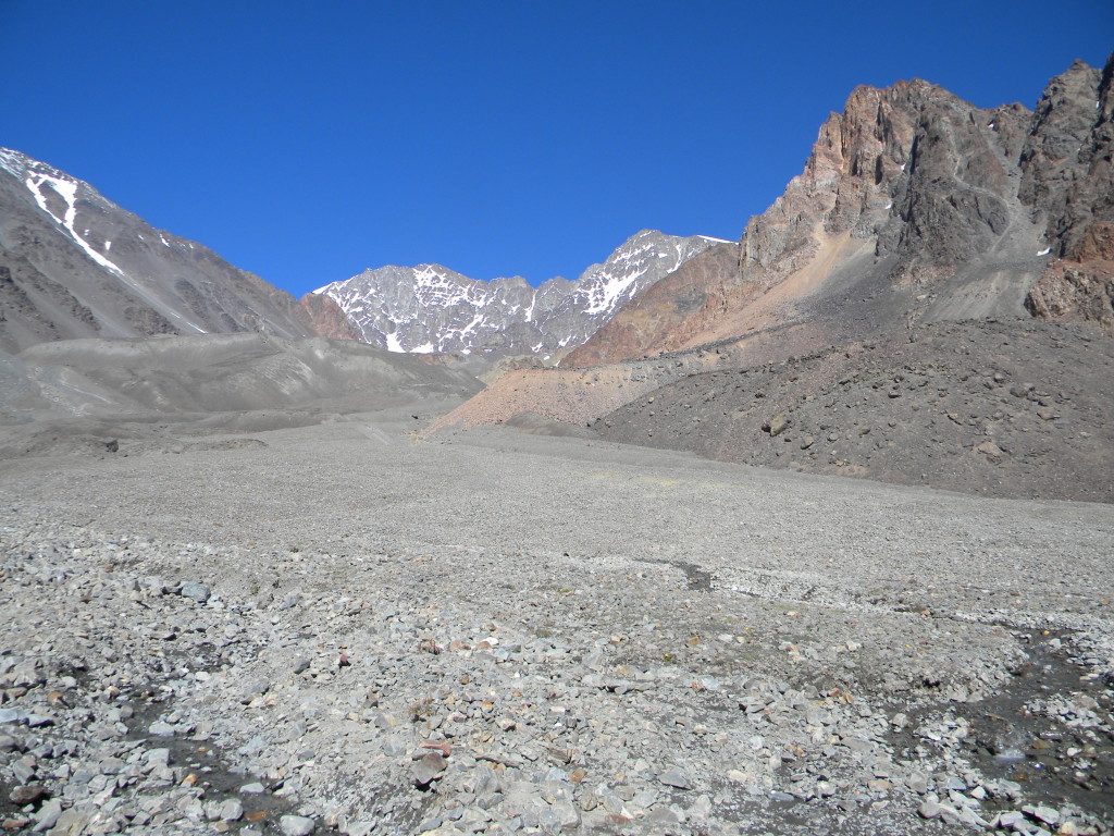 Vale de pedras que dá acesso ao acampamento de Piedra Grande.