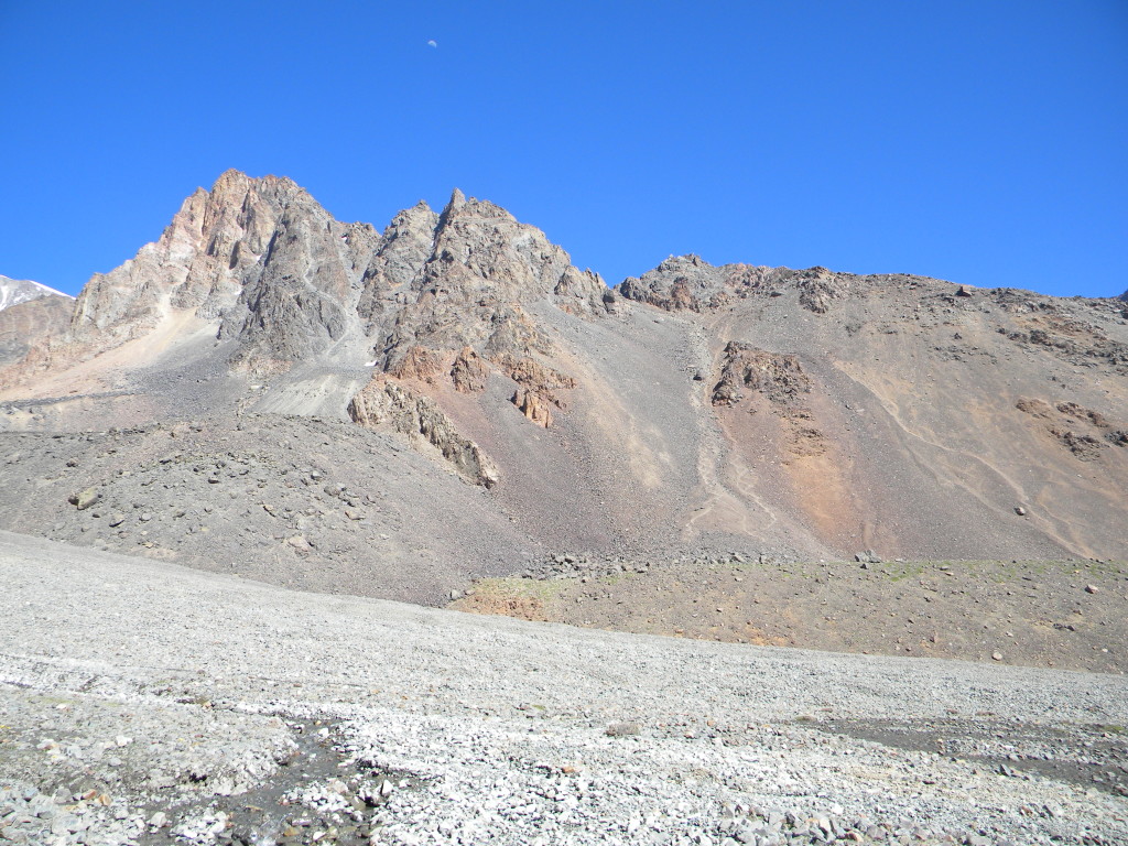 Do outro lado do vale de pedras as montanhas Adolfo Calle e Etepanek, no meio a trilha que dá acesso aos dois cumes.