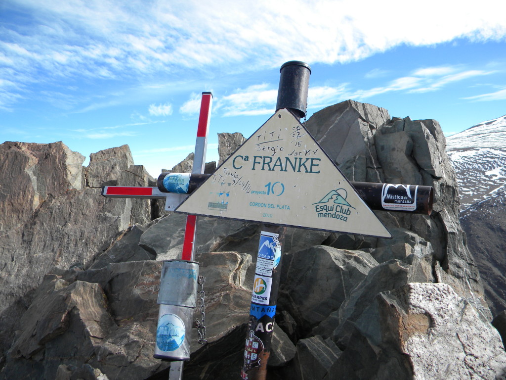 Cruz no cume do Cerro Franke 5.000 m.