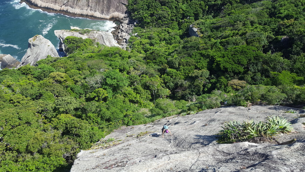 Carol escalando na segunda enfiada da via