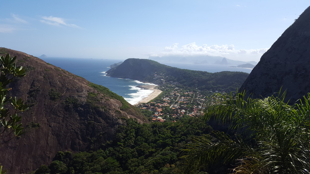 Praia de Itacoatiara, ao fundo cidade do Rio de Janeiro