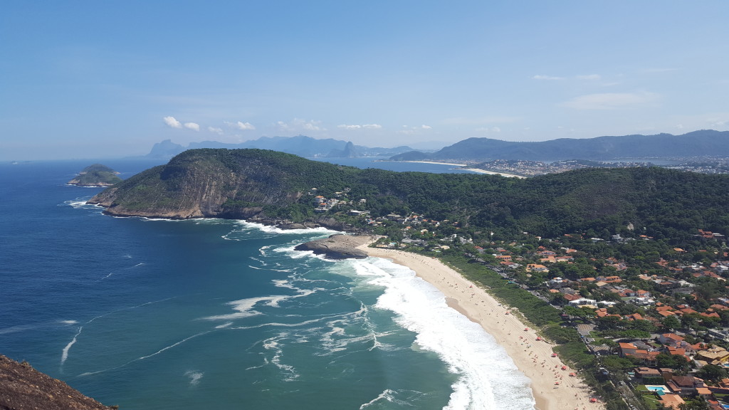 Praia de Itacoatiara e Rio de Janeiro ao fundo.