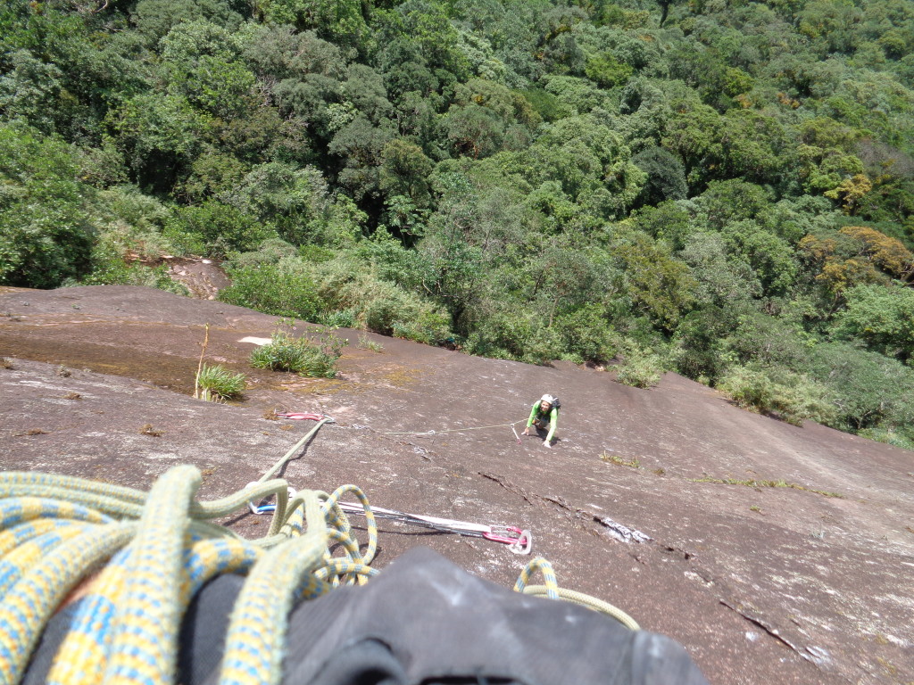 Eu na P1 da Cristal Negro e a Roberta escalando a primeira enfiada da via.