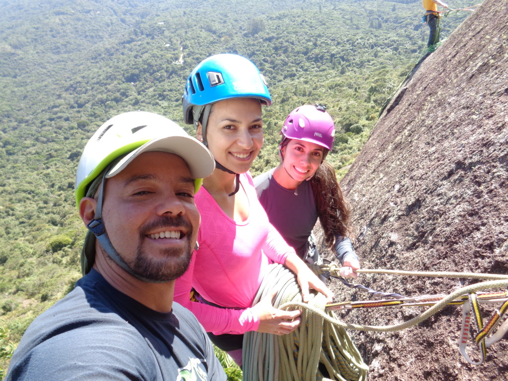 Eu, Michelle e Carol na parada da Sai de Lado