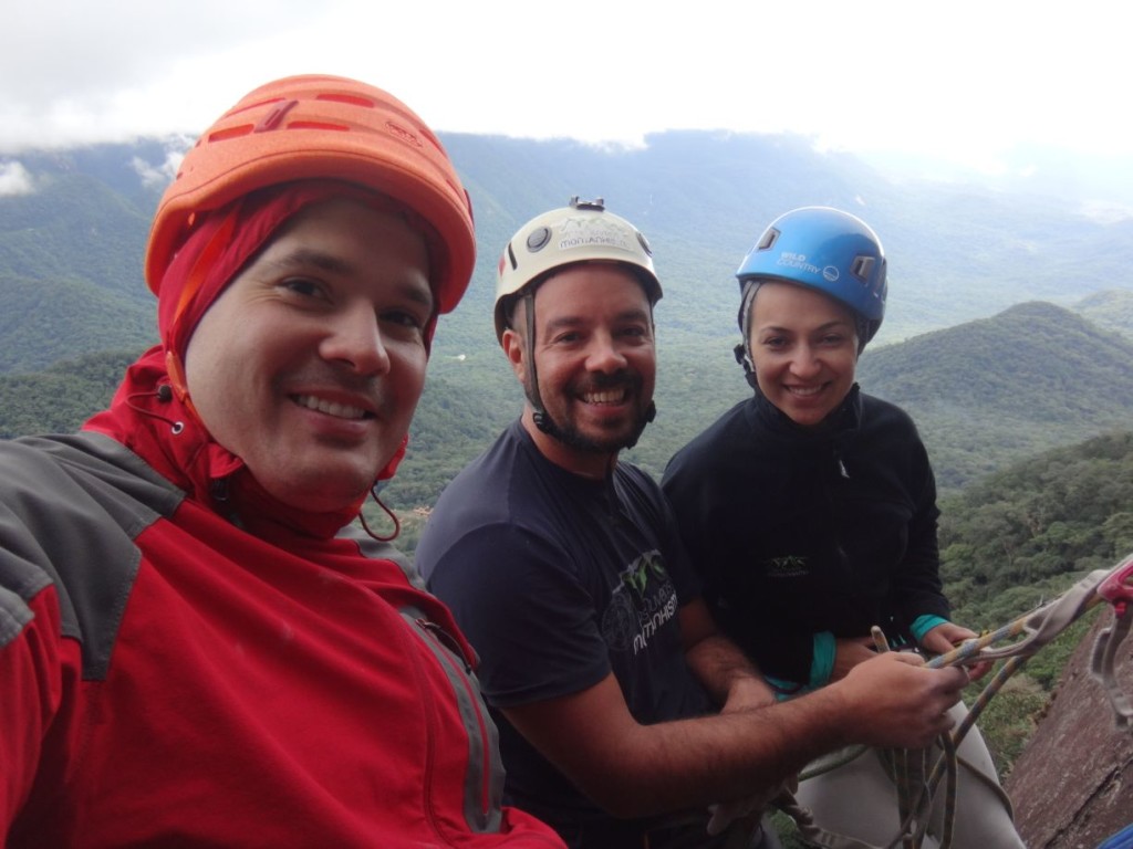 Juliano, Natan e Michelle, pelo menos alguns metros de escalada antes de chover.