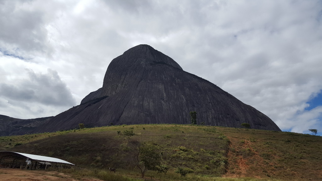 Pedra Riscada ao fundo e o curral a esquerda, ponto de referencia para deixar o carro e começar a caminhada.