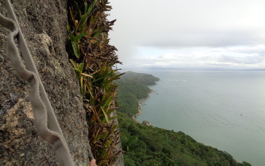 Tentando escalar em Bombinhas – SC