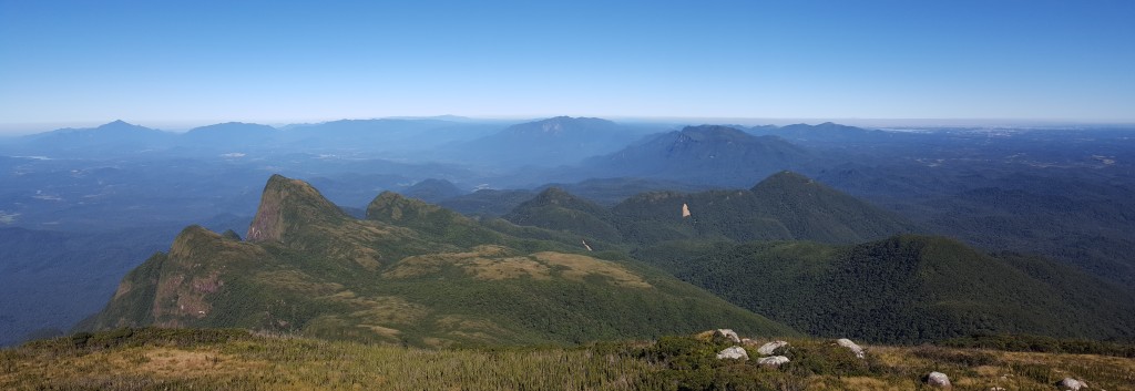 Ao fundo a Serra do Farinha Seca e a Serra do Marumbi