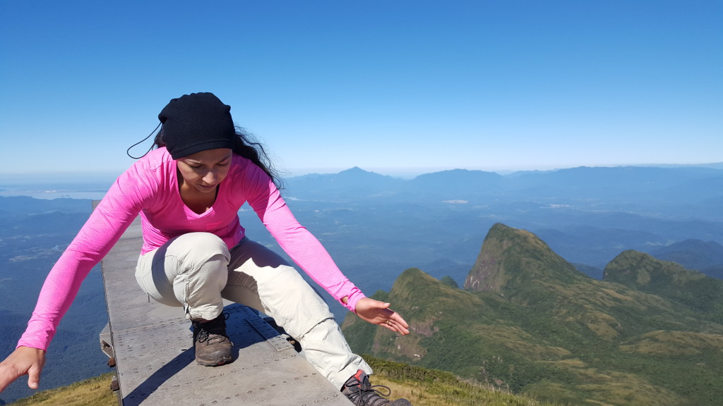 Michelle se arriscando em fazer um Pistol em cima da placa do Ciririca.