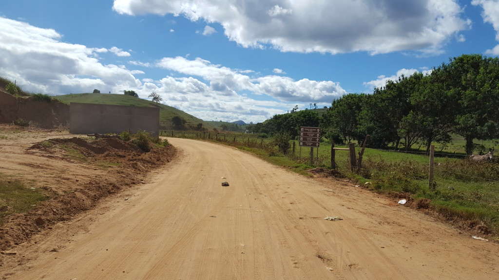 Saída da cidade para a Pedra Riscada, tem uma placa indicativa na direita.