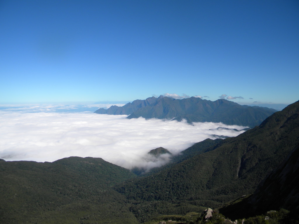 Sábado com dia perfeito, ao fundo a Serra Fina.