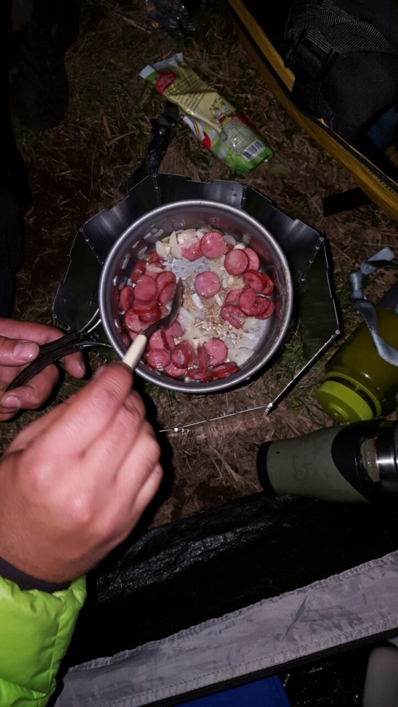 Linguiça frita com cebola e alho.