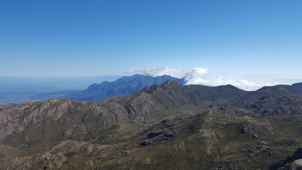 Parque do Itatiaia com a Serra Fina ao fundo.