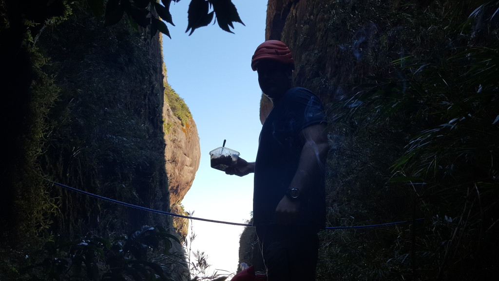 Juliano fazendo seu lanche antes de iniciarmos a descida.