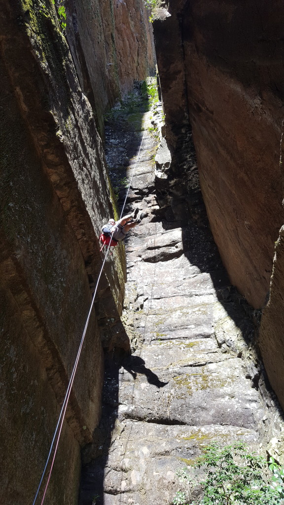 Primeiro rapel descendo para o Vale da Oeste, rapelar com duas cordas.